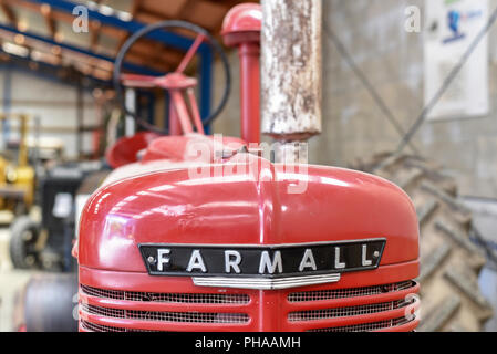 In rosso di un trattore Serie Farmall a Geraldine Trasporti e Museo di macchinari, Canterbury, Nuova Zelanda Foto Stock