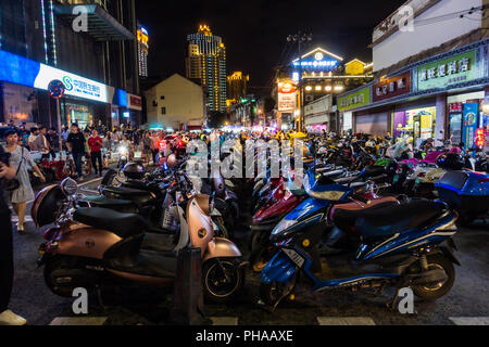 NANNING, Cina Agosto 2018: ciclomotori allineate su strada nella città cinese con la maggior parte dei ciclomotori in Cina Foto Stock