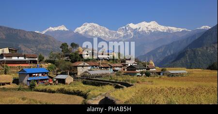 Villaggio vicino Bhulbhule e Snow capped Manaslu Foto Stock