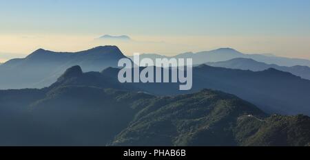 Vista da Ghale Gaun. Colline coperte da foreste e valli Foto Stock