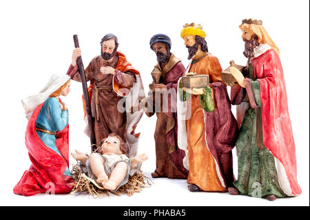 Presepe. Il Bambino Gesù nella mangiatoia con Maria, Giuseppe e i tre saggi isolati su sfondo bianco. Foto Stock