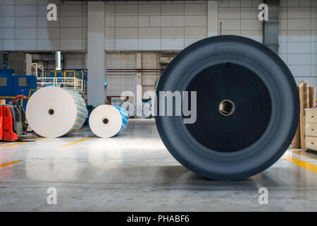 Rotoli di carta folli sul pavimento di fabbrica magazzino produzione di stampa Foto Stock