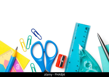 Accessori di cancelleria isolati su sfondo bianco, prodotti per l'ufficio,  vista dall'alto con spazio per la copia Foto stock - Alamy