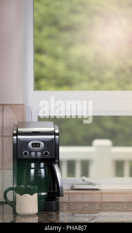 Appena infuso di caffè scuro pronto per la mattina svegliatevi Foto Stock