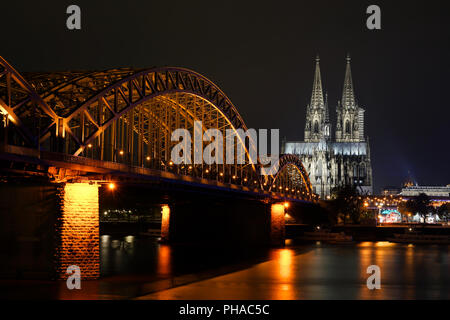 Cattedrale e ponte di Hohenzollern nella colonia di notte Foto Stock