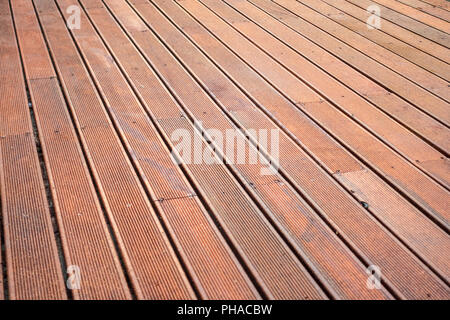 Patio in legno Piano decorazione esterna Closeup dettaglio hardware installato Foto Stock