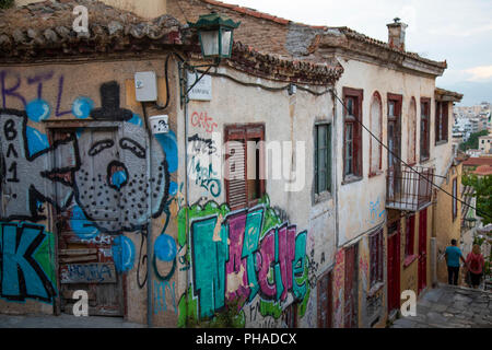 In Europa, in Grecia, Atene Attica,Anafiotika Plaka ,graffiti sul muro a Street La parte della città vecchia di Atene denominato Anafiotika è costruito proprio al di sotto della Foto Stock