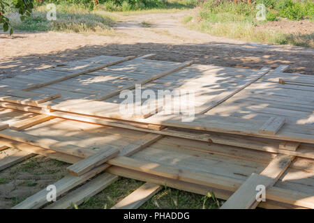 Casseri in legno recinzione. Cassaforma per la fondazione di recinzione in legno. Foto Stock