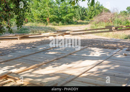 Casseri in legno recinzione. Cassaforma per la fondazione di recinzione in legno. Foto Stock