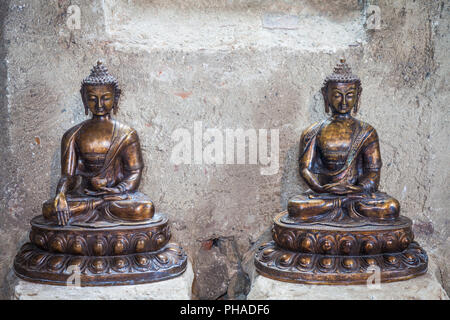 Meditando Statue di Buddha giovane Foto Stock