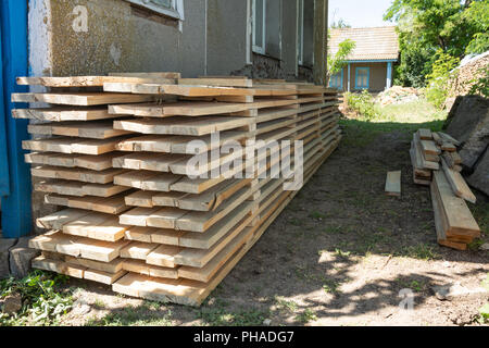 Casseri in legno recinzione. Cassaforma per la fondazione di recinzione in legno. Foto Stock