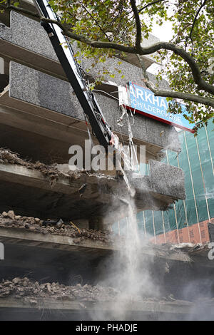 Demolizione di un garage per il parcheggio nel centro della città di Colonia Foto Stock