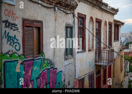 In Europa, in Grecia, Atene Attica,Anafiotika Plaka ,graffiti sul muro a Street La parte della città vecchia di Atene denominato Anafiotika è costruito proprio al di sotto della Foto Stock