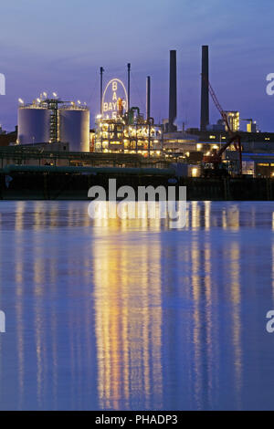 Croce Bayer nel blu ora, fabbrica chimica a Reno, Leverkusen, Germania, Europa Foto Stock