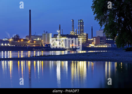 Bayer AG impianto chimico sul Reno riverbank nel blu ora, Leverkusen, Germania, Europa Foto Stock