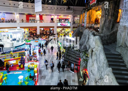 Bucarest Romania 26 Dicembre 2017 : interno dell'AFI Palace Cotroceni shopping mall. Food court e area per i bambini Foto Stock