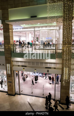 Bucarest, Romania - 26 dicembre 2017: Zara negozio in AFI Cotroceni Shopping Mall. Catena internazionale della moda grandi magazzini. Bucarest, Dicembre Foto Stock