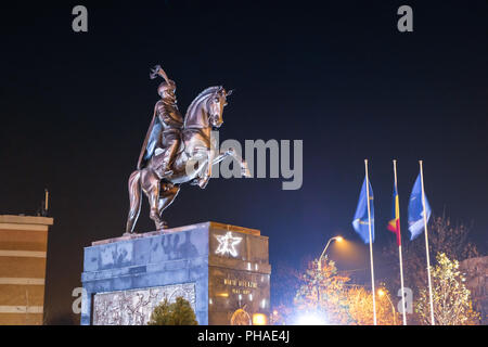 Bucarest, Romania - 22 dicembre 2017: la statua di Michael Brave illuminata di notte nei pressi di AFI Palace Cotroceni mall. Foto Stock