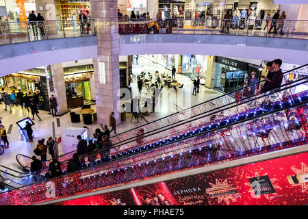 Bucarest, Romania - 26 dicembre 2017: interni di AFI Cotroceni Shopping Mall, Bucarest durante la stagione di vacanza. Bucarest, 26 Dicembre 2017 Foto Stock