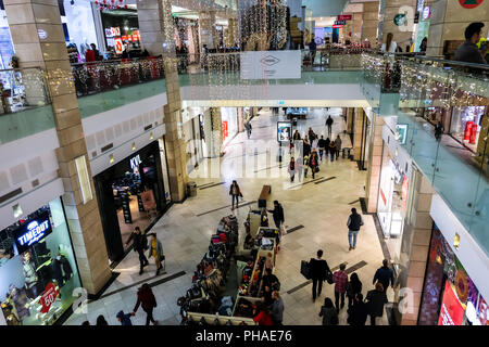 Bucarest, Romania - 26 dicembre 2017: interni di AFI Cotroceni Shopping Mall, Bucarest durante la stagione di vacanza. Bucarest, 26 Dicembre 2017 Foto Stock