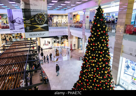 Bucarest, Romania - 26 dicembre 2017: interni di AFI Cotroceni Shopping Mall, Bucarest durante la stagione di vacanza. Bucarest, 26 Dicembre 2017 Foto Stock