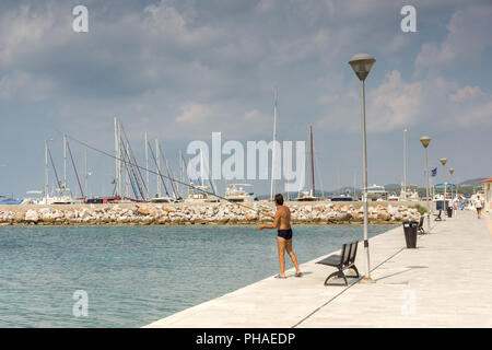 CHALKIDIKI, Macedonia centrale, Grecia - Agosto 25, 2014: Seascape del porto di Nikiti a Sithonia penisola Calcidica, Macedonia centrale, Grecia Foto Stock