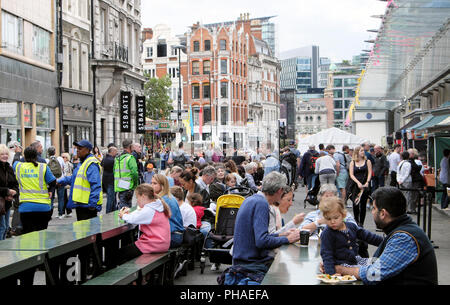 Le persone al di fuori dei chioschi che vendono cibo su Long Lane a Smithfield 150 Street Party 25 Agosto 2018 in Londra England Regno Unito KATHY DEWITT Foto Stock