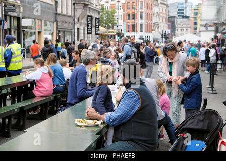 Le persone al di fuori dei chioschi che vendono cibo su Long Lane a Smithfield 150 Street Party 25 Agosto 2018 in Londra England Regno Unito KATHY DEWITT Foto Stock