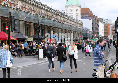Le persone al di fuori dei chioschi che vendono cibo su Long Lane a Smithfield 150 Street Party 25 Agosto 2018 in Londra England Regno Unito KATHY DEWITT Foto Stock