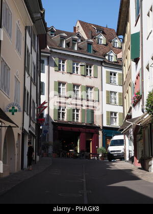 Rappresentante di colorate case storiche e street a livello europeo Basel centro città in Svizzera - verticale Foto Stock