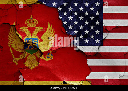 Bandiere del Montenegro e STATI UNITI D'AMERICA dipinta sulla parete incrinato Foto Stock