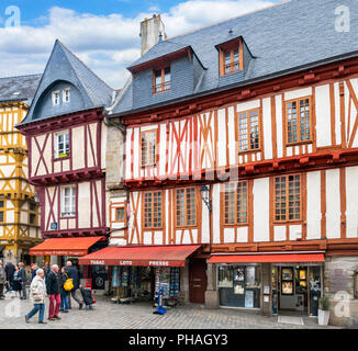 Metà storico-case con travi di legno in luogo Henri IV nella città vecchia, Vannes, Brittany, Francia Foto Stock