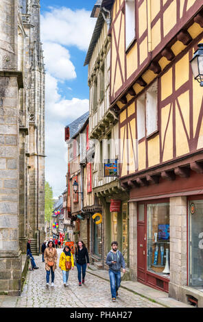 Metà storico-case con travi di legno sulla Rue Saint-Guenhaël nella città vecchia, Vannes, Brittany, Francia Foto Stock