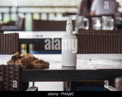 Tabella marrone panni e acqua bianca cilindro messo sul tavolo dopo che il cliente ha finito di mangiare. Concetto di servizio di pulizia. Foto Stock