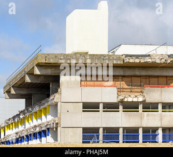 Demolizione del cemento parcheggio multipiano a Corby Town Center, Inghilterra, Agosto 2018 Foto Stock