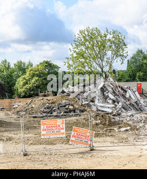 Demolizione di calcestruzzo multi-story car park a Corby Town Center, Inghilterra, Agosto 2018 Foto Stock