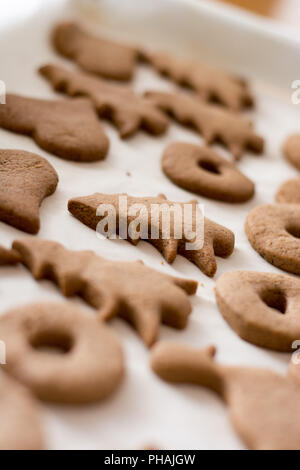 Pasqua al forno gingerbread cookie sulla piastra. Foto Stock