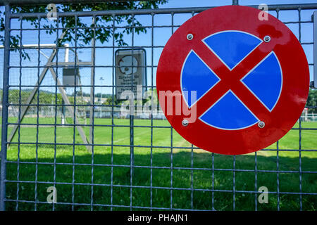 Europea senza il simbolo di parcheggio sul cancello di ferro Foto Stock