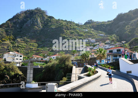 Porto Moniz e i vigneti terrazzati. L'isola di Madeira. Portogallo Foto Stock