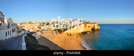 La spiaggia e il villaggio di Carvoeiro. Lagoa, Algarve, PORTOGALLO Foto Stock