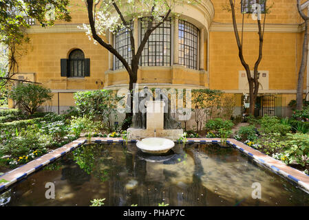 Il giardino e la piscina del Museo Sorolla. Questo museo offre principalmente il lavoro del grande pittore Joaquin Sorolla (1863-1923). L'edificio era originale Foto Stock