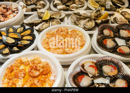 Gamberetti, conchiglie e molluschi. Le tapas nel Mercado de San Miguel (cibo e tapas mercato), Madrid, Spagna Foto Stock