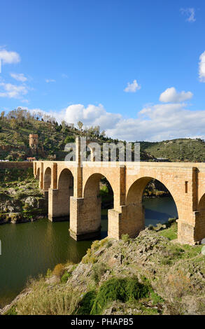 Il ponte romano di Alcantara (Traiana ponte) è un arco in pietra ponte costruito sul fiume Tago a Alcantara nel 106 d.c. per un ordine del romano empe Foto Stock