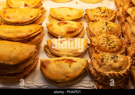 Le empanadas. Le tapas nel Mercado de San Miguel (cibo e tapas mercato), Madrid, Spagna Foto Stock