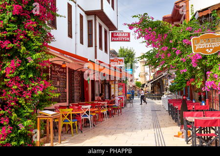 Fiori che sbocciano in Kaleici stradine della città vecchia, Antalya, Turchia Foto Stock