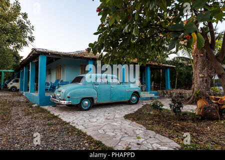 Vintage auto blu nella parte anteriore di tipica casa cubana in Trinidad, Cuba. Foto Stock