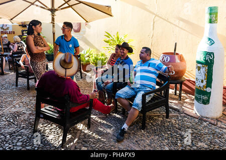 Cowboys cubano socializzare a La Canchanchara, un bar in Trinidad, Cuba che serve la bevanda di 'la Revolucion.". Foto Stock