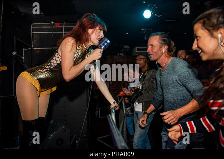 Il 30 agosto 2018. Molly i lati [Voce], Whitney Petty [guitar], Lia Giulio [BASS] e Ruby Dunphy [tamburi] Thunderpussy di eseguire durante la notte le persone Foto Stock