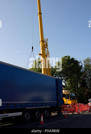 Elevato braccio idraulico dietro autoarticolato in whitefield Manchester Regno Unito Foto Stock
