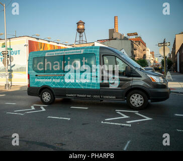 Un carro ride servizio di condivisione di van nel quartiere di Williamsburg di Brooklyn a New York martedì, 28 agosto 2018. Il cosiddetto servizio navetta su richiesta servizio è di proprietà di Ford e viene considerato un possibile candidato per veicoli autonomi. (Â© Richard B. Levine) Foto Stock